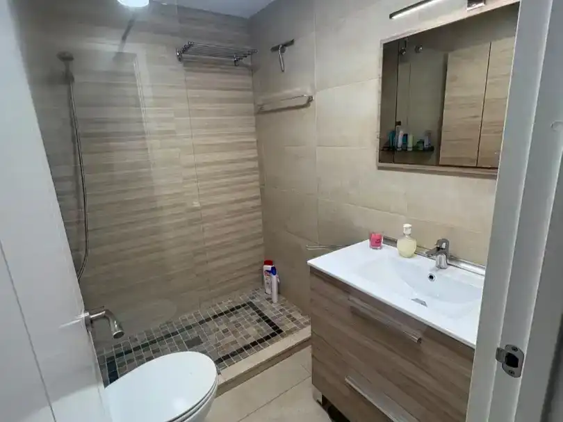 Badezimmer von Wohnung zur Miete in  Almería Capital mit Klimaanlage, Schwimmbad und Balkon