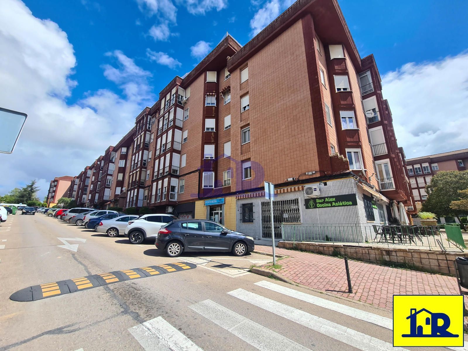Vista exterior de Pis de lloguer en Cuenca Capital amb Calefacció, Terrassa i Moblat