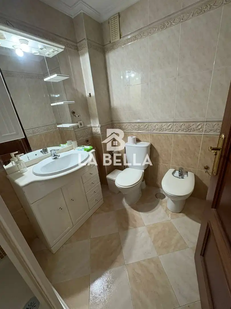 Bany de Pis en venda en Sevilla amb Moblat i Balcó