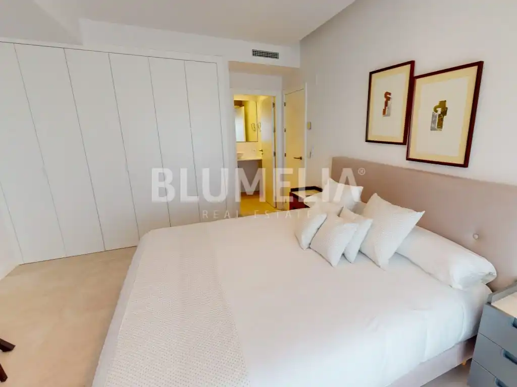 Schlafzimmer von Dachboden zum Verkauf in Oliva mit Klimaanlage, Heizung und Privatgarten
