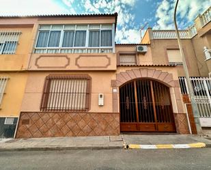 Vista exterior de Casa adosada en venda en El Ejido amb Aire condicionat, Calefacció i Terrassa