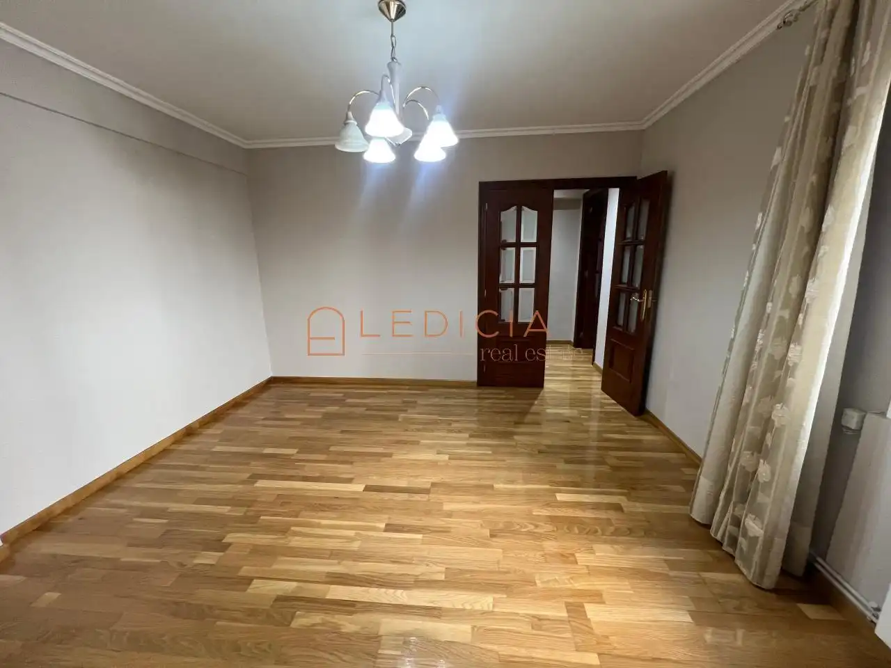 Sala de estar de Piso de alquiler en Vigo  con Calefacción, Parquet y Amueblado