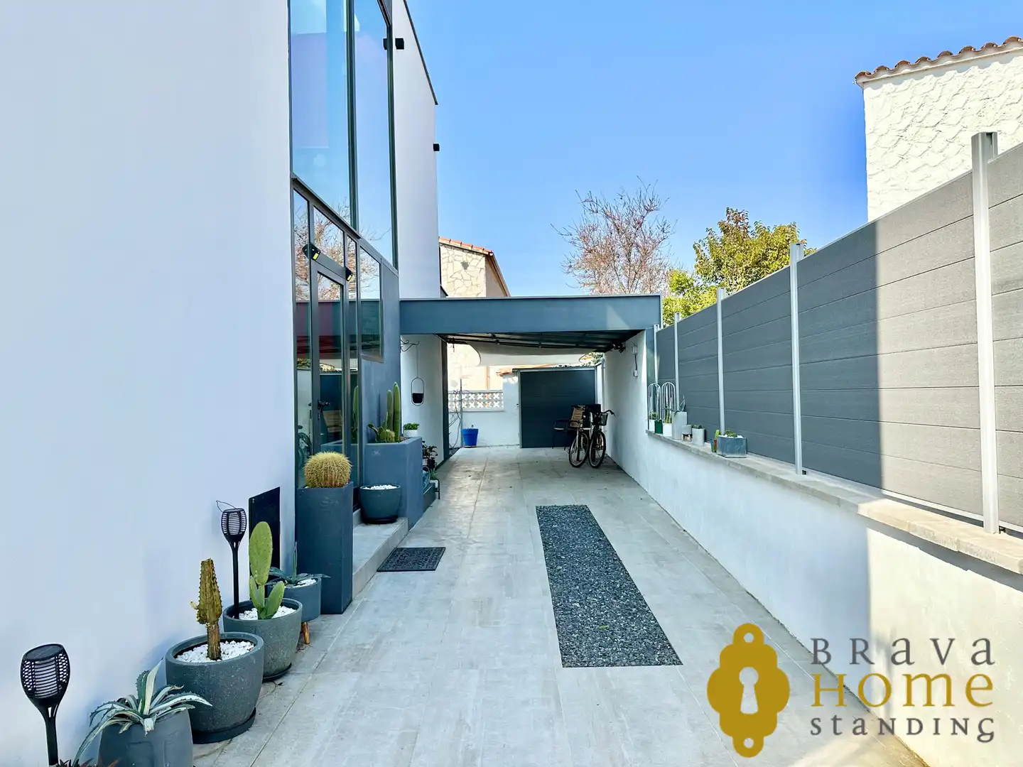 Außenansicht von Haus oder Chalet zum Verkauf in Empuriabrava mit Klimaanlage, Heizung und Privatgarten