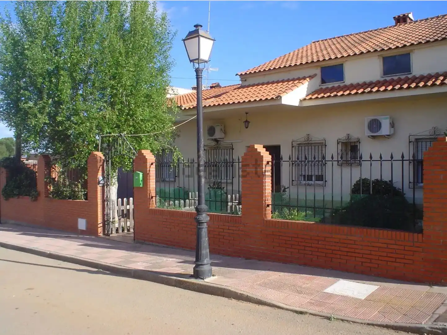 Vista exterior de Casa o xalet en venda en Fernán Caballero amb Aire condicionat, Calefacció i Jardí privat