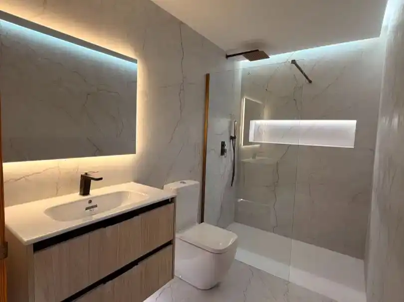 Bany de Dúplex de lloguer en El Pinós / Pinoso amb Jardí privat, Parquet i Moblat