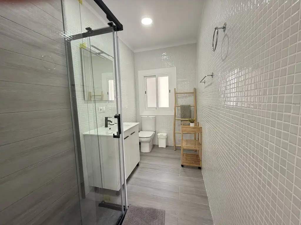 Badezimmer von Wohnungen zur Miete in Pollença mit Klimaanlage, Heizung und Privatgarten