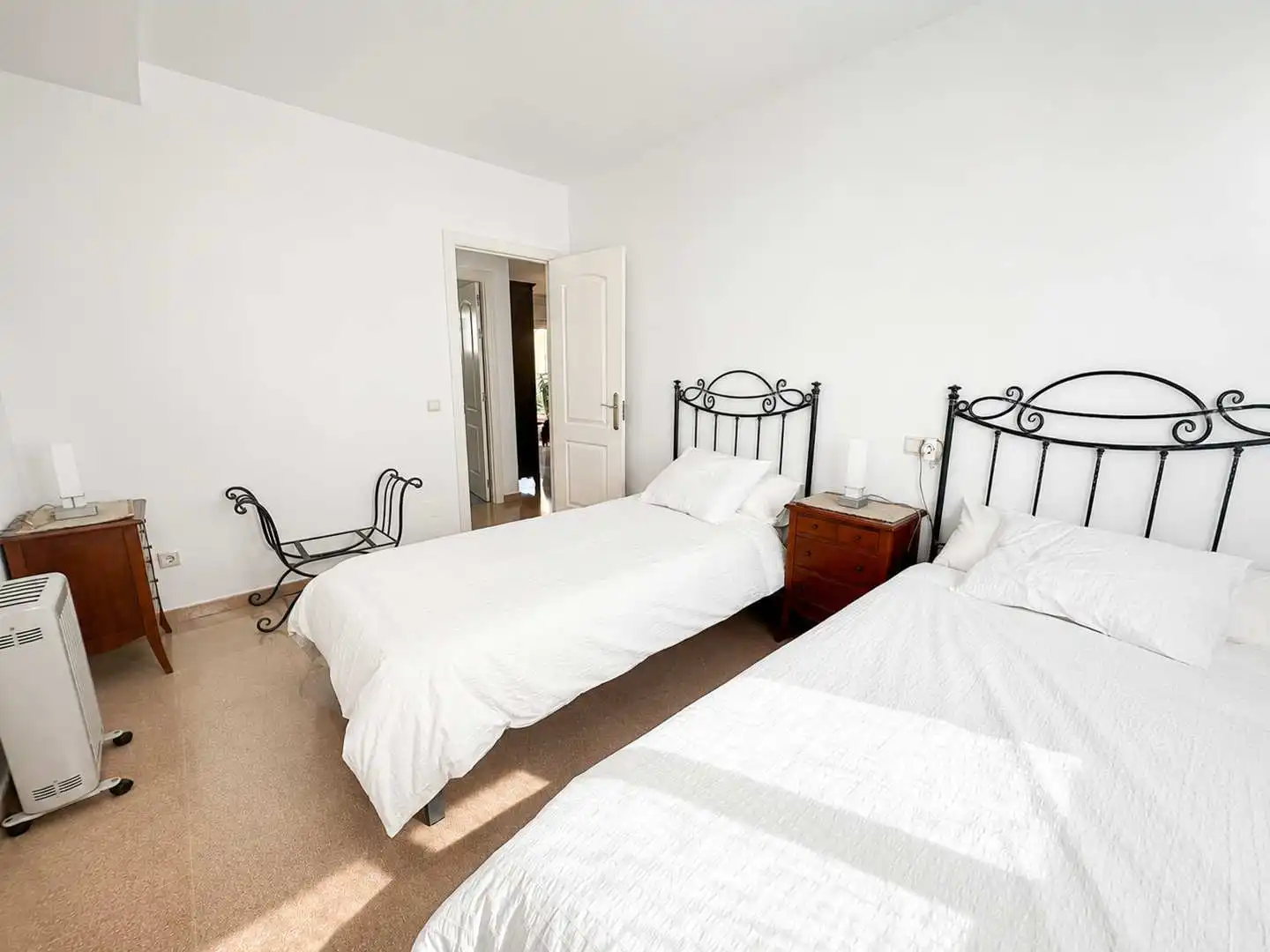 Schlafzimmer von Dachboden zur Miete in Manilva mit Klimaanlage, Terrasse und Möbliert