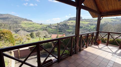 Vivienda unifamiliar en el concejo de Illas con unas inmejorables vistas!! El inmueble consta de dos alturas de unos 200 metros cu