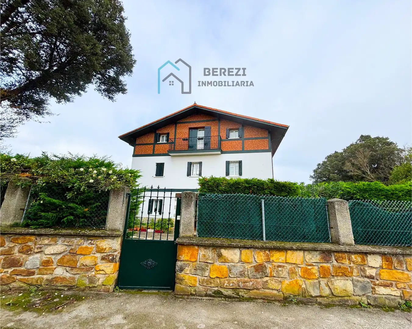 Vista exterior de Casa o xalet en venda en Mundaka amb Calefacció, Jardí privat i Moblat