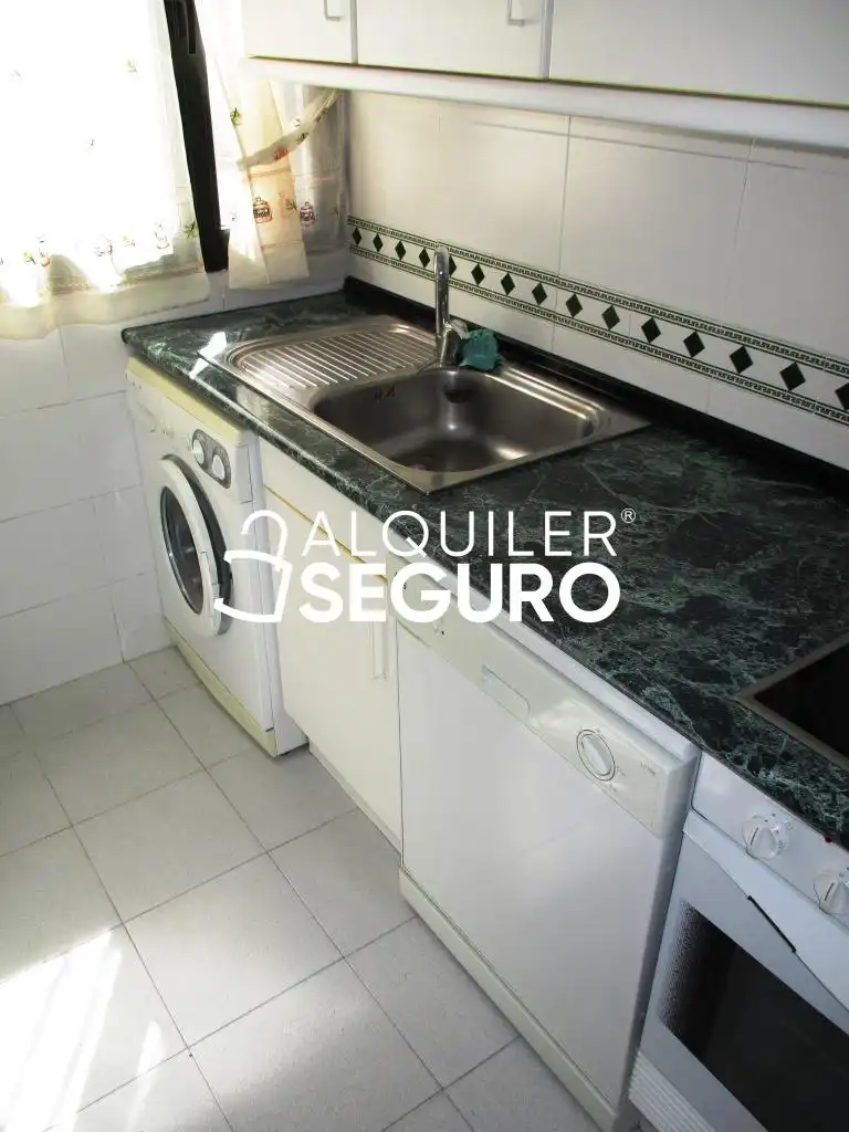 Cuina de Pis de lloguer en San Fernando de Henares amb Aire condicionat, Calefacció i Moblat