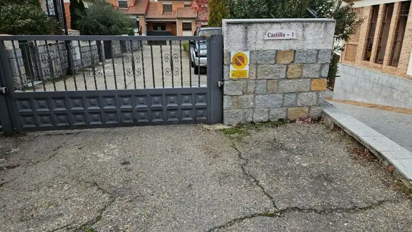 Aparcament de Casa adosada en venda en Ávila amb Jardí privat
