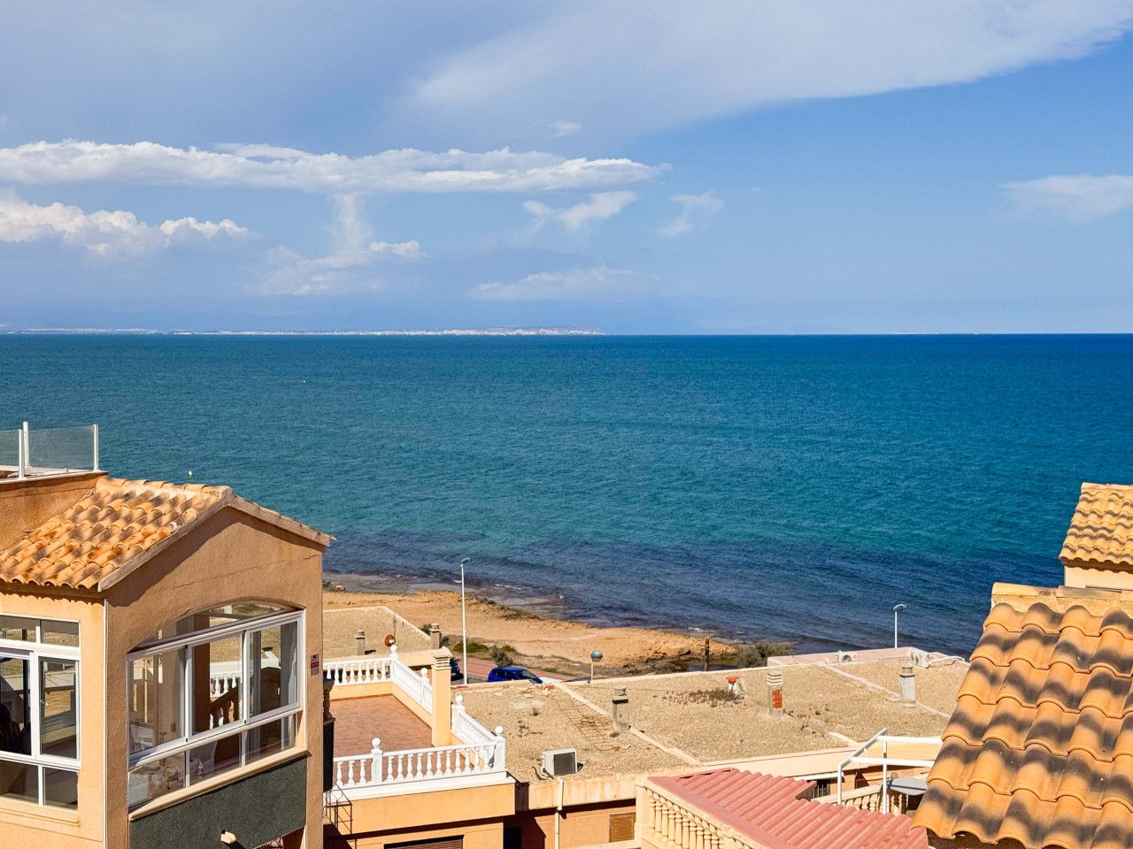 Vista exterior de Casa adosada en venda en Torrevieja amb Aire condicionat, Calefacció i Jardí privat