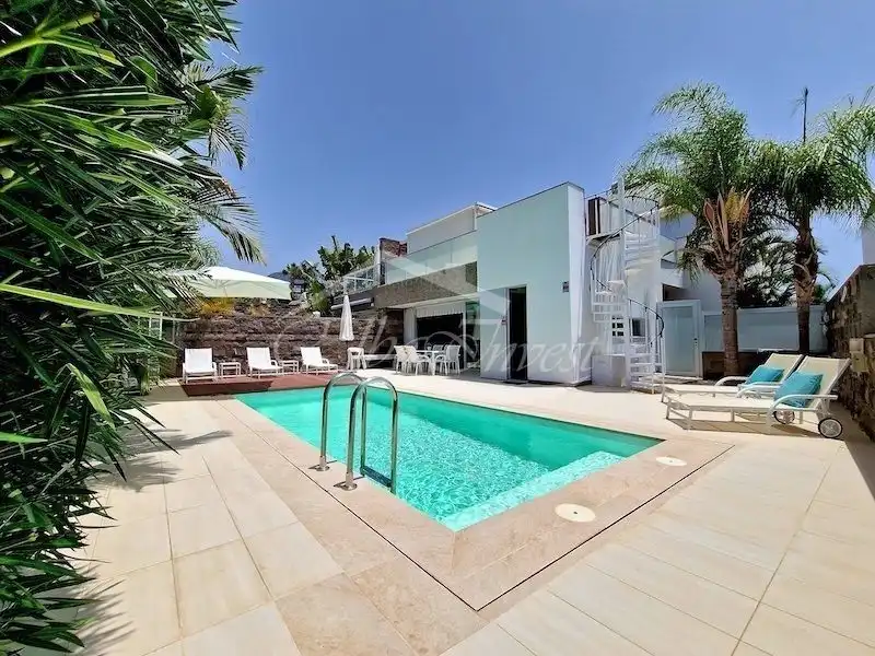 Piscina de Casa o xalet en venda en Adeje amb Aire condicionat, Jardí privat i Terrassa