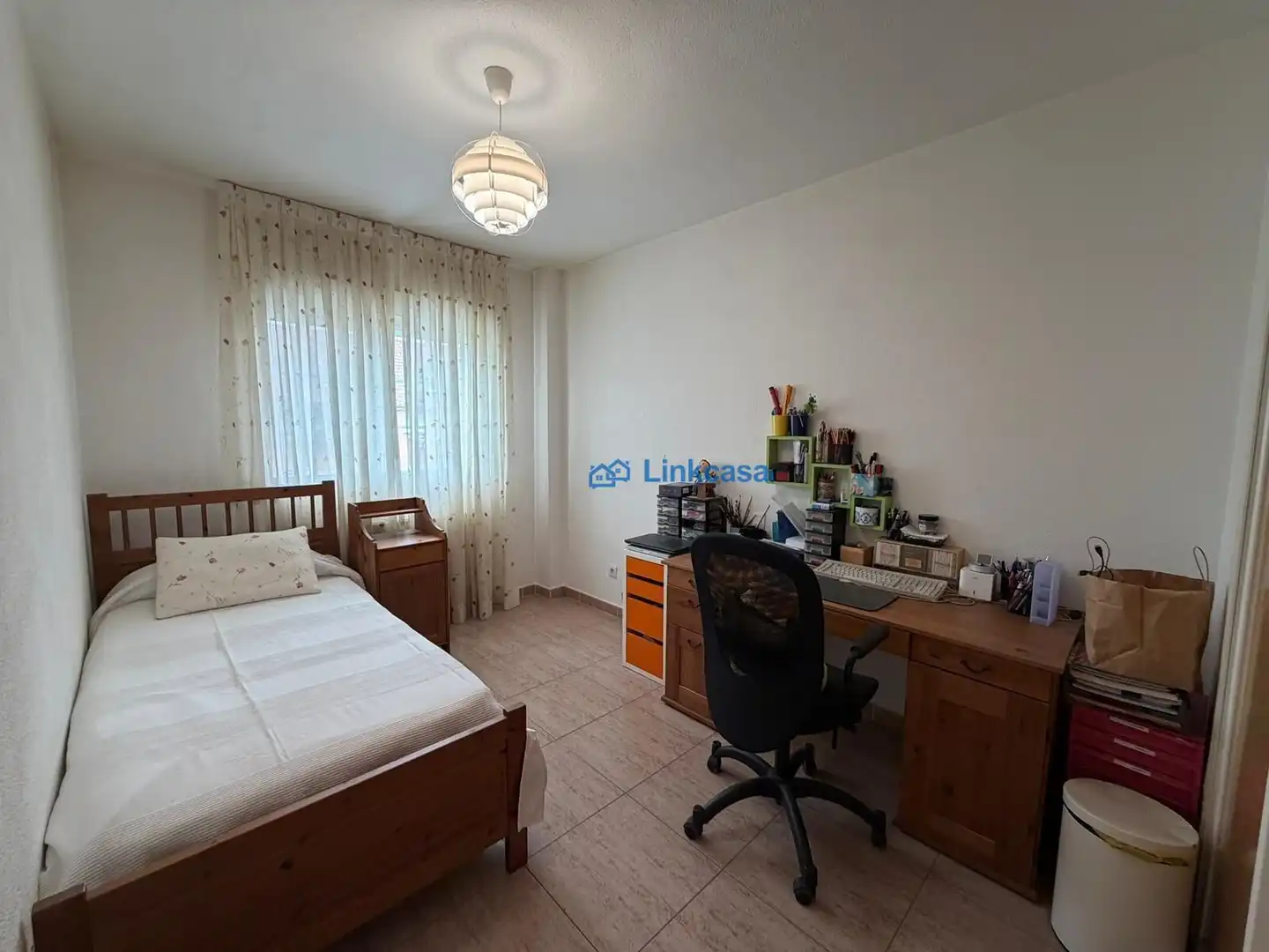 Habitación de Casa adosada en venta en Velilla de San Antonio con Aire acondicionado, Calefacción y Jardín privado