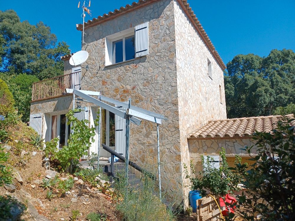 Vista exterior de Casa o xalet en venda en Maçanet de Cabrenys amb Calefacció, Jardí privat i Parquet