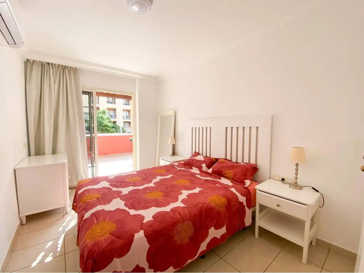 Habitación de Apartamento en venta en Adeje con Amueblado y Piscina comunitaria