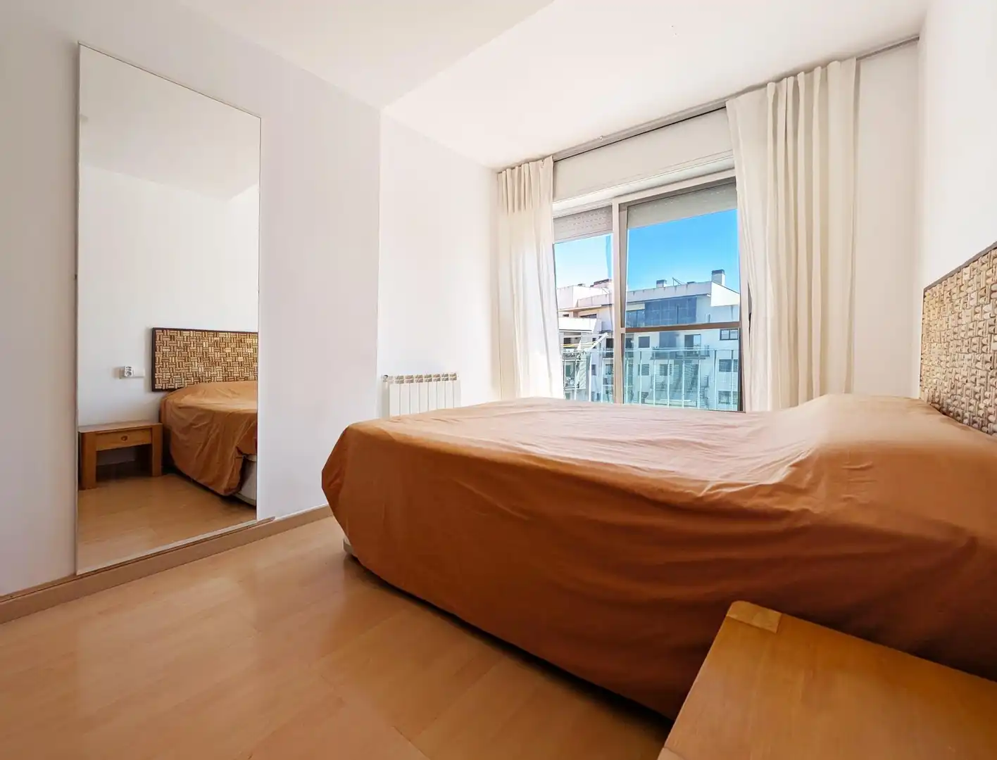 Schlafzimmer von Dachboden zum Verkauf in Vilanova i la Geltrú mit Klimaanlage, Heizung und Parkett