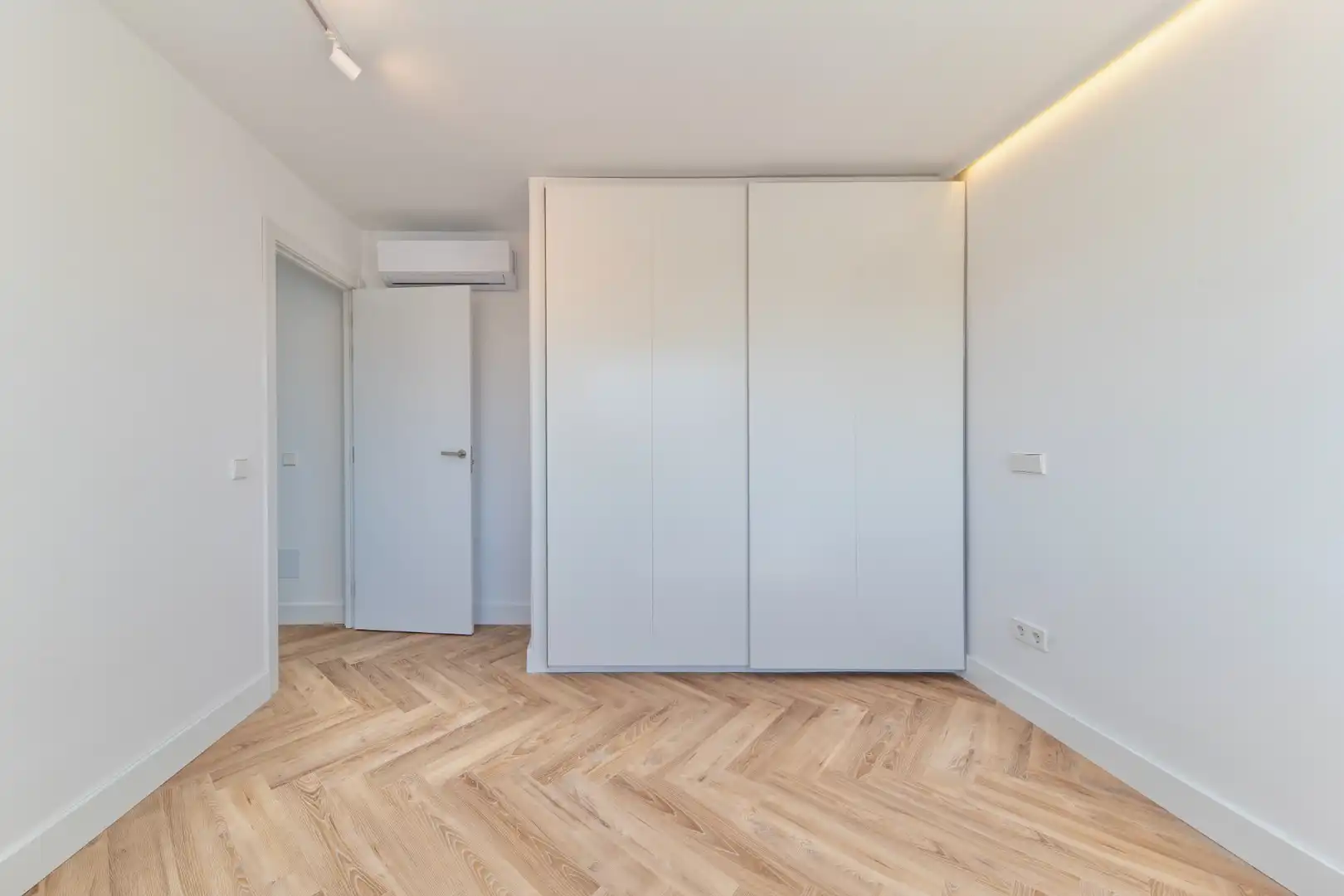 Schlafzimmer von Dachboden zum Verkauf in Madrid mit Klimaanlage, Heizung und Parkett