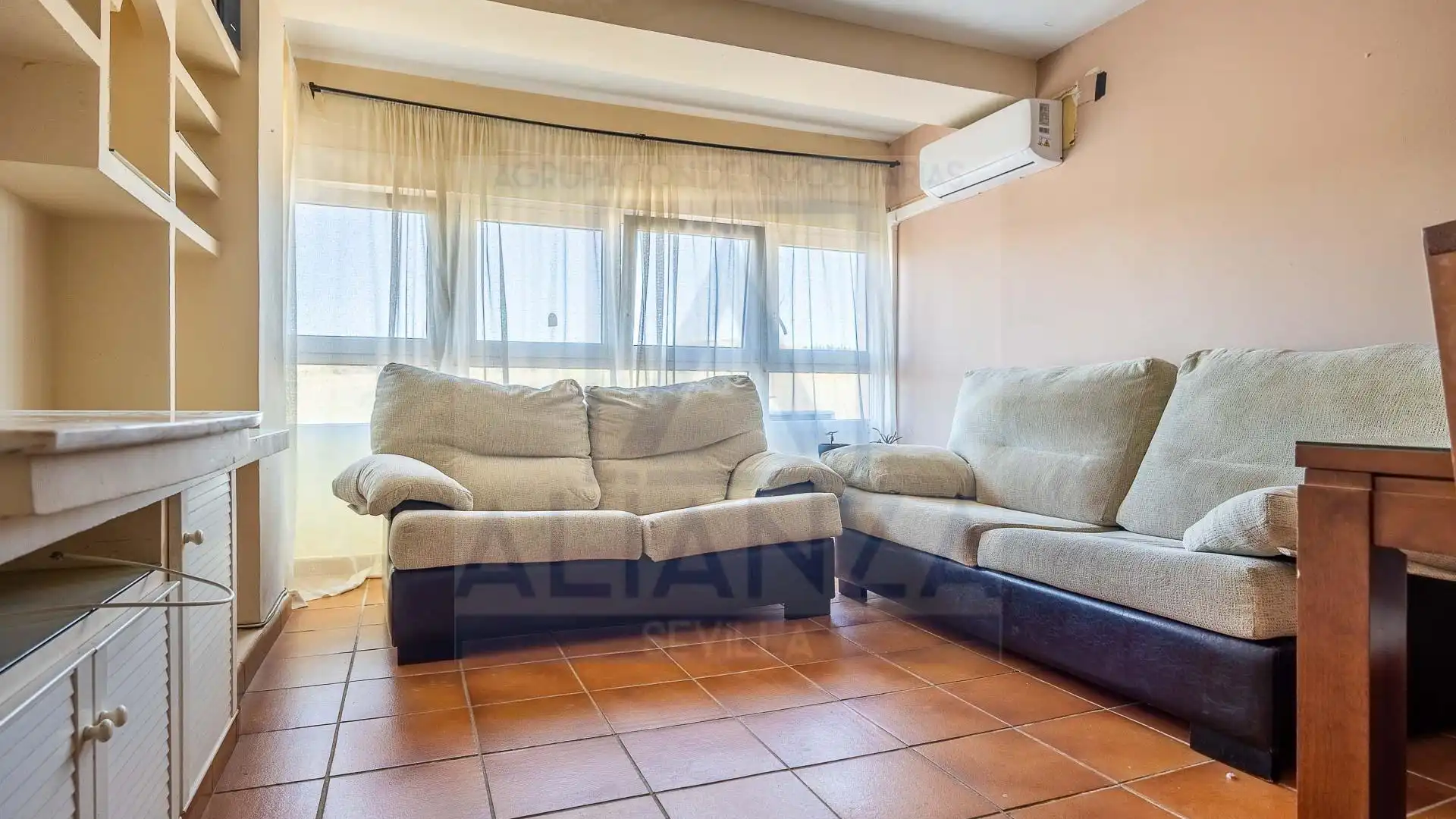 Living room of Flat for sale in Camas  with Air Conditioner, Furnished and Community pool