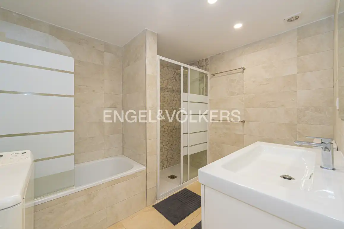 Bathroom of Flat for sale in Benidorm  with Air Conditioner, Terrace and Community pool