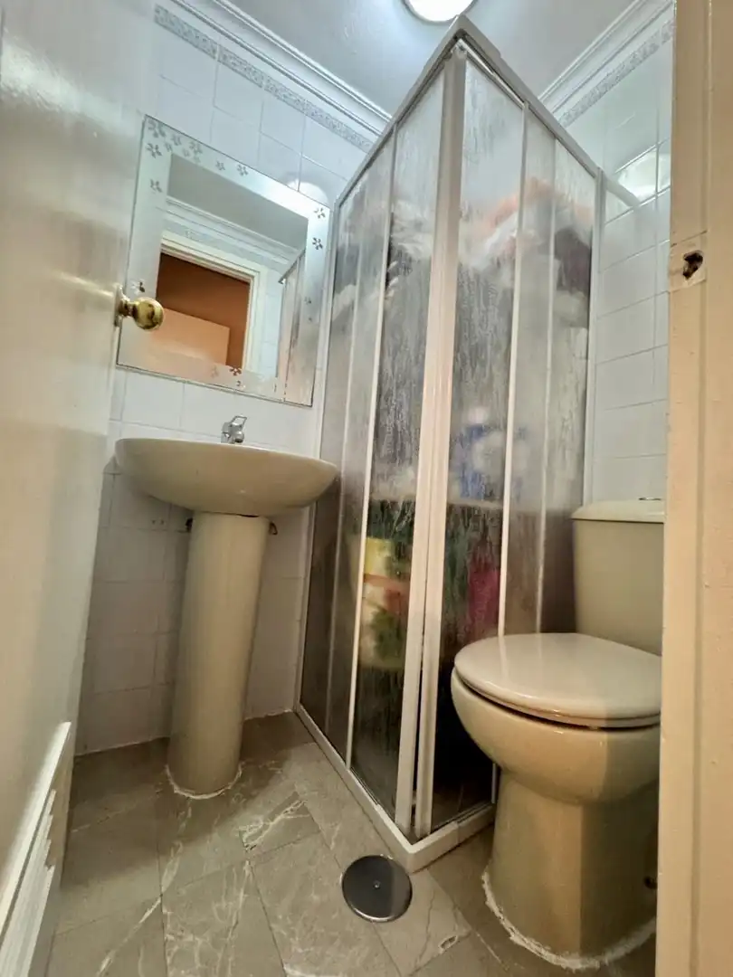 Bathroom of Flat for sale in Sevilla  with Air Conditioner and Terrace