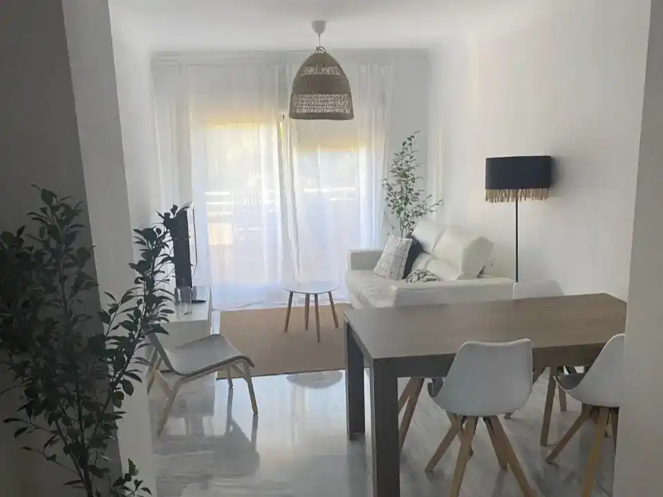 Wohnzimmer von Wohnung zur Miete in Benalmádena mit Klimaanlage und Schwimmbad