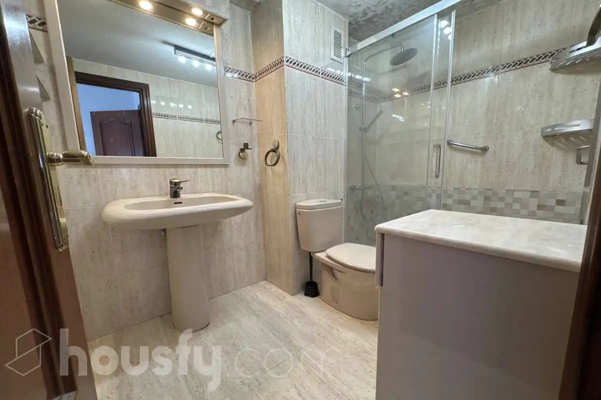 Baño de Piso de alquiler en Torrejón de Ardoz con Calefacción, Parquet y Terraza