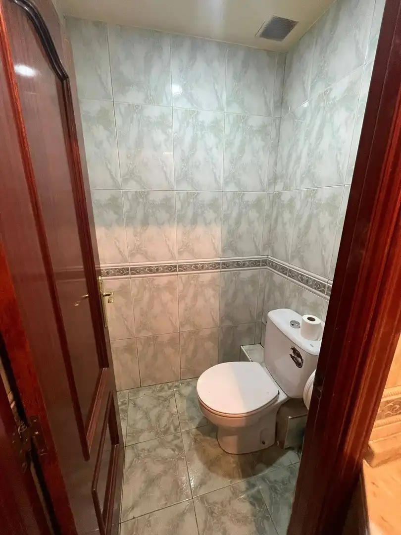 Baño de Local en venta en Madrid con Aire acondicionado y Amueblado