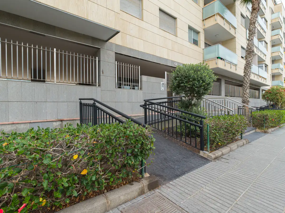 Vista exterior de Pis en venda en Las Palmas de Gran Canaria amb Aire condicionat, Terrassa i Traster