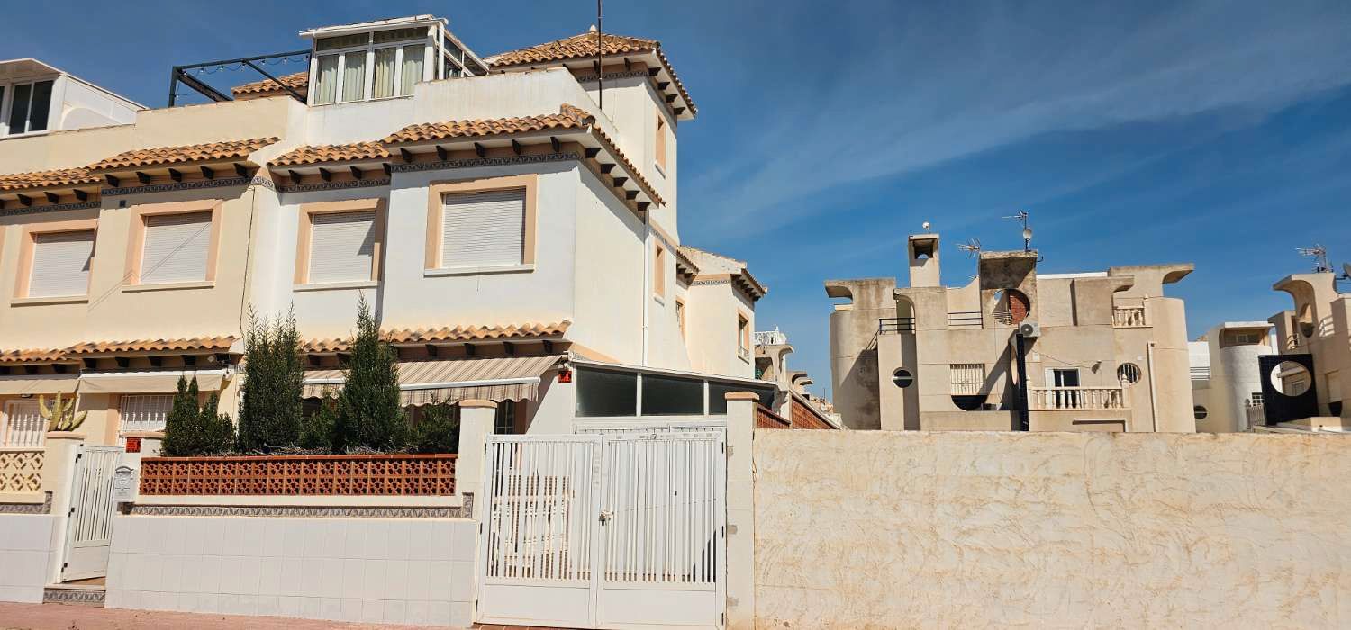 Vista exterior de Casa adosada en venta en Torrevieja con Terraza, Amueblado y Alarma
