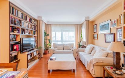 Living room of Flat for sale in  Madrid Capital  with Heating and Terrace