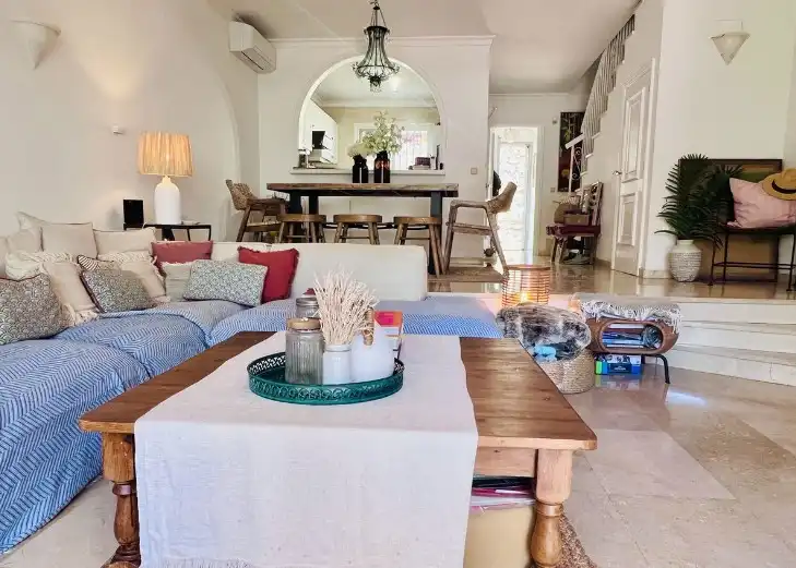 Sala d'estar de Casa adosada en venda en Estepona amb Aire condicionat, Calefacció i Jardí privat
