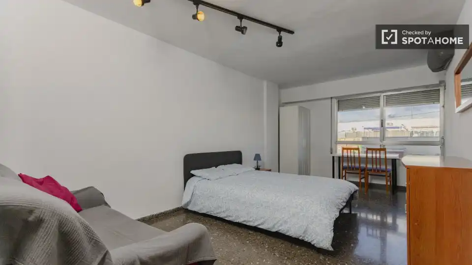 Habitación de Piso de alquiler en Valencia con Aire acondicionado, Calefacción y Amueblado
