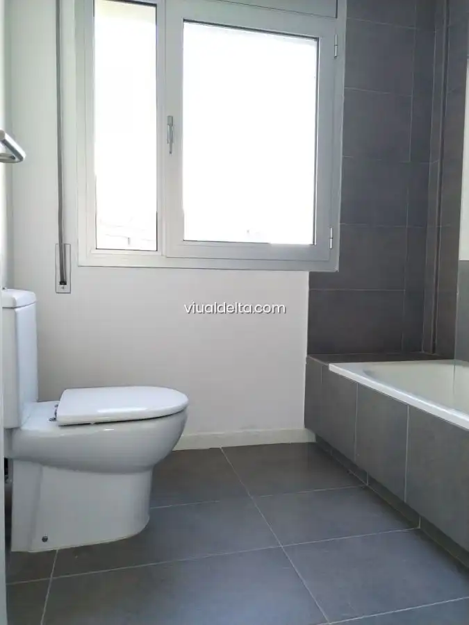 Baño de Apartamento en venta en L'Ampolla con Aire acondicionado, Calefacción y Amueblado