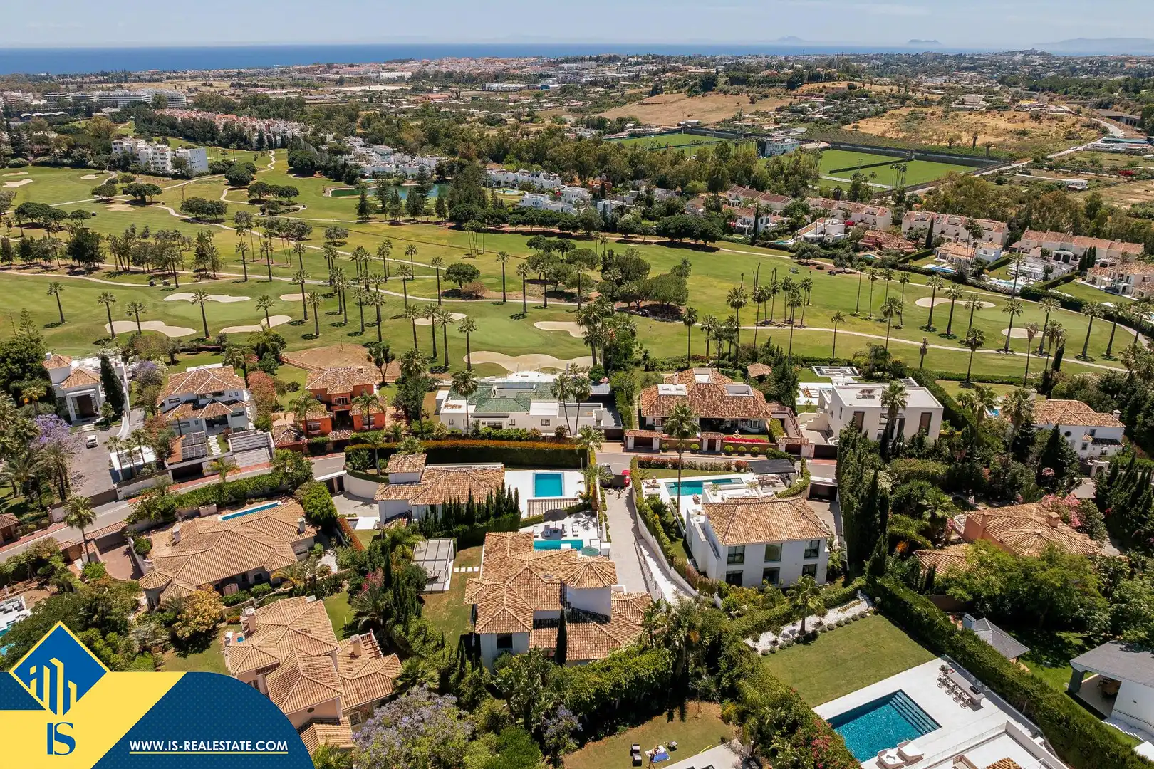 Chalet con piscina en venta en Nueva Andalucía, imagen 2