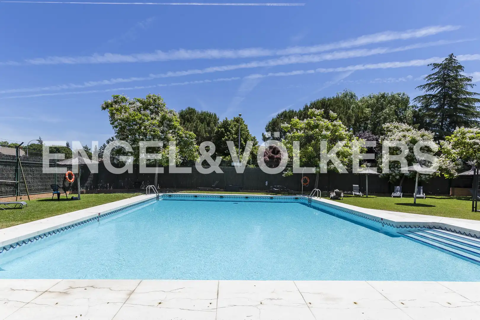 Swimming pool of Flat for rent in Madrid  with Air Conditioner, Heating and Parquet flooring