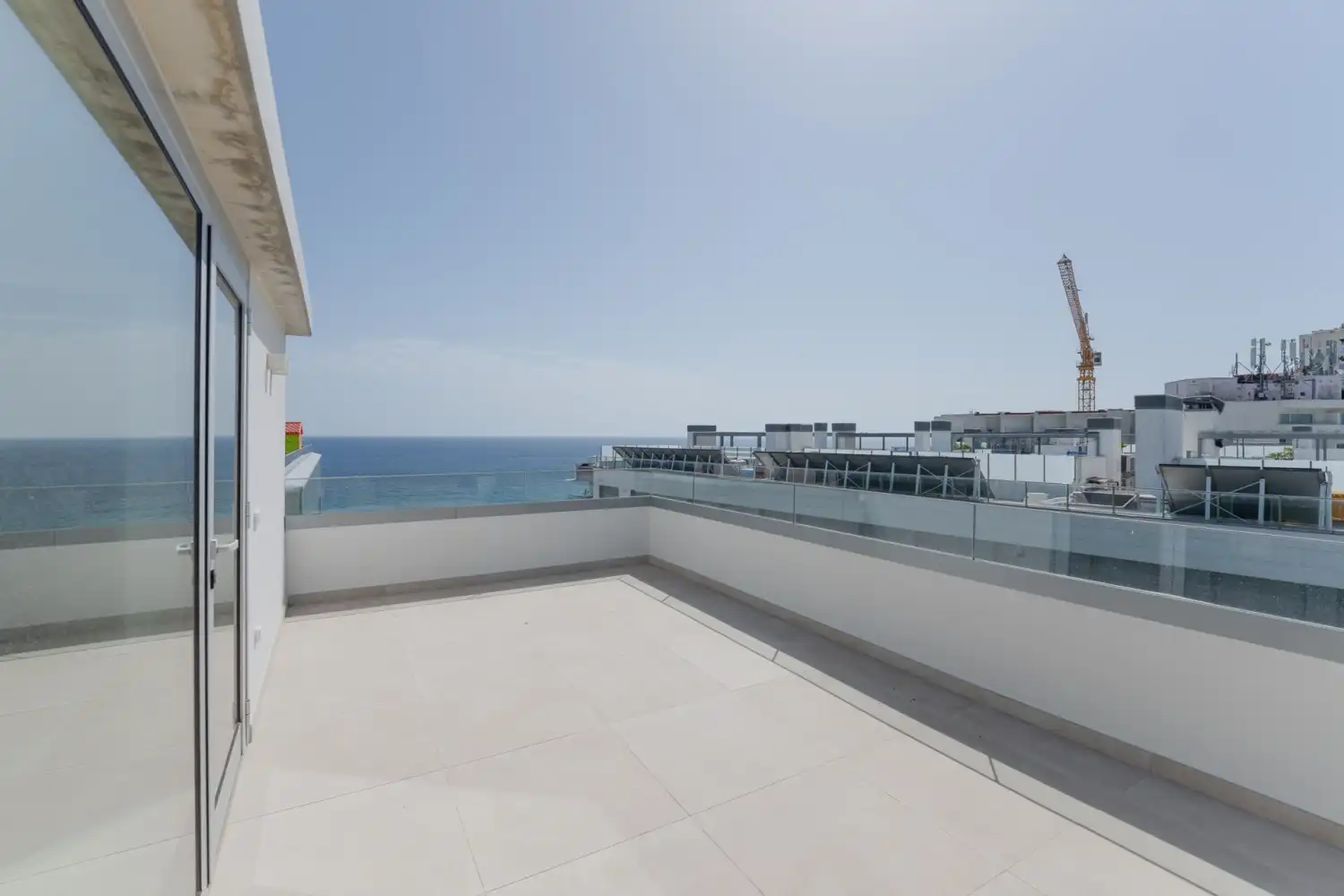 Neubau-Penthouse mit Pool zum Verkauf in Passeig Marítim 100