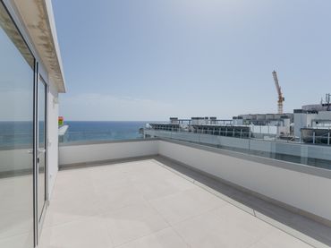 Neubau-Penthouse mit Pool zum Verkauf in Passeig Marítim 100