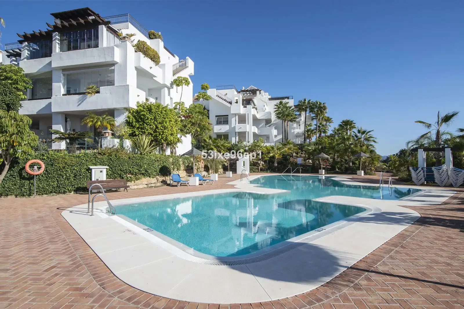 Vista exterior de Apartament en venda en Benahavís amb Traster, Moblat i Piscina comunitària