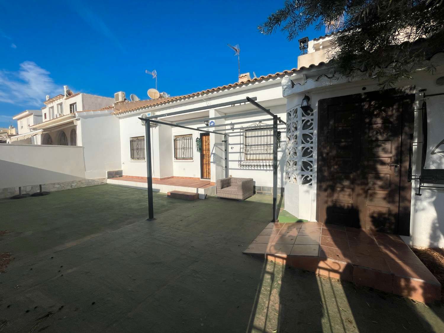 Vista exterior de Local en venda en Orihuela amb Aire condicionat i Moblat