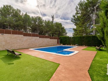 Casa aparellada amb balcó en venda a Carrer de Guifré 'el Pilós'
