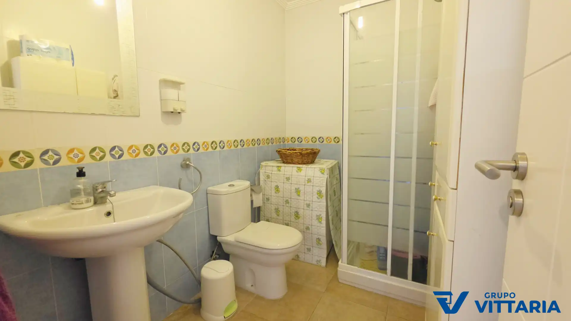 Baño de Piso en venta en Roquetas de Mar con Aire acondicionado, Terraza y Amueblado