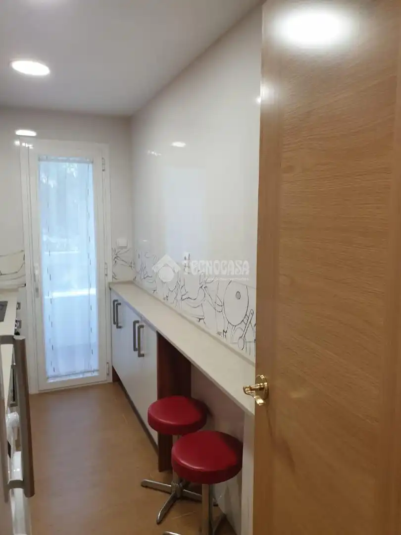Cuina de Pis de lloguer en Madrid amb Aire condicionat, Terrassa i Domòtica