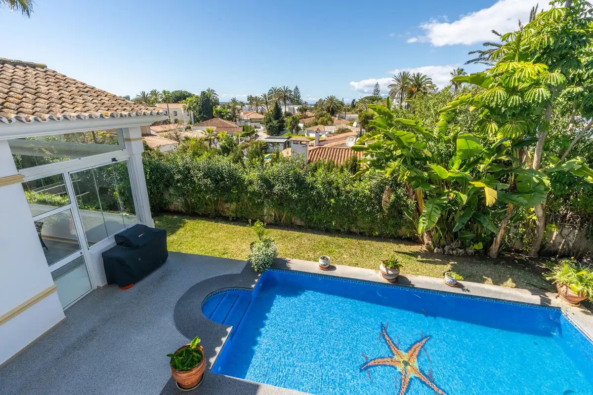 Schwimmbecken von Einfamilien-Reihenhaus zum Verkauf in Marbella mit Terrasse
