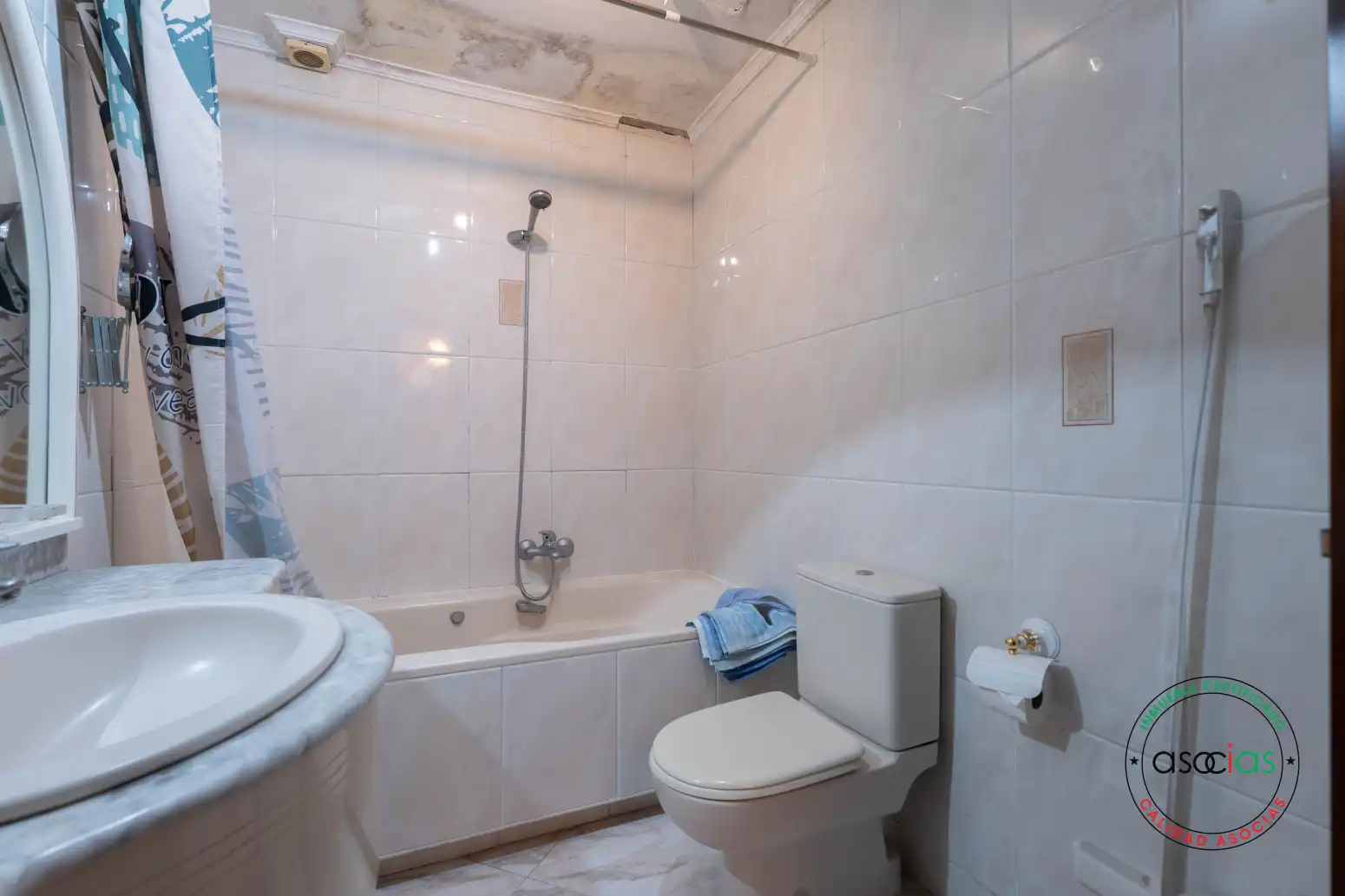Badezimmer von Dachboden zum Verkauf in Gijón  mit Heizung, Parkett und Terrasse