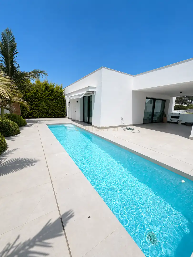 Piscina de Casa o xalet de lloguer en Santa Eulària des Riu amb Aire condicionat, Jardí privat i Traster