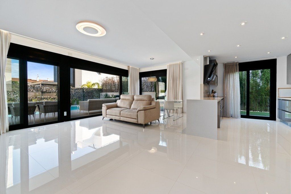 Sala d'estar de Casa o xalet en venda en Orihuela amb Aire condicionat, Jardí privat i Terrassa