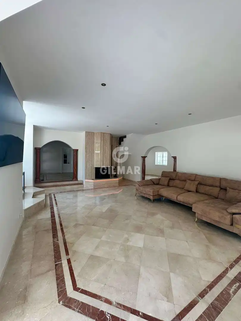 Sala d'estar de Casa o xalet en venda en Estepona amb Jardí privat i Piscina