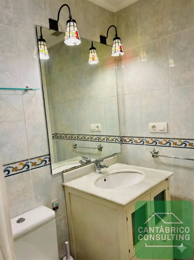 Badezimmer von Maisonette zum Verkauf in Navia mit Heizung, Parkett und Möbliert