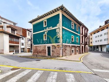 Casa con balcón en venta en Calle Río